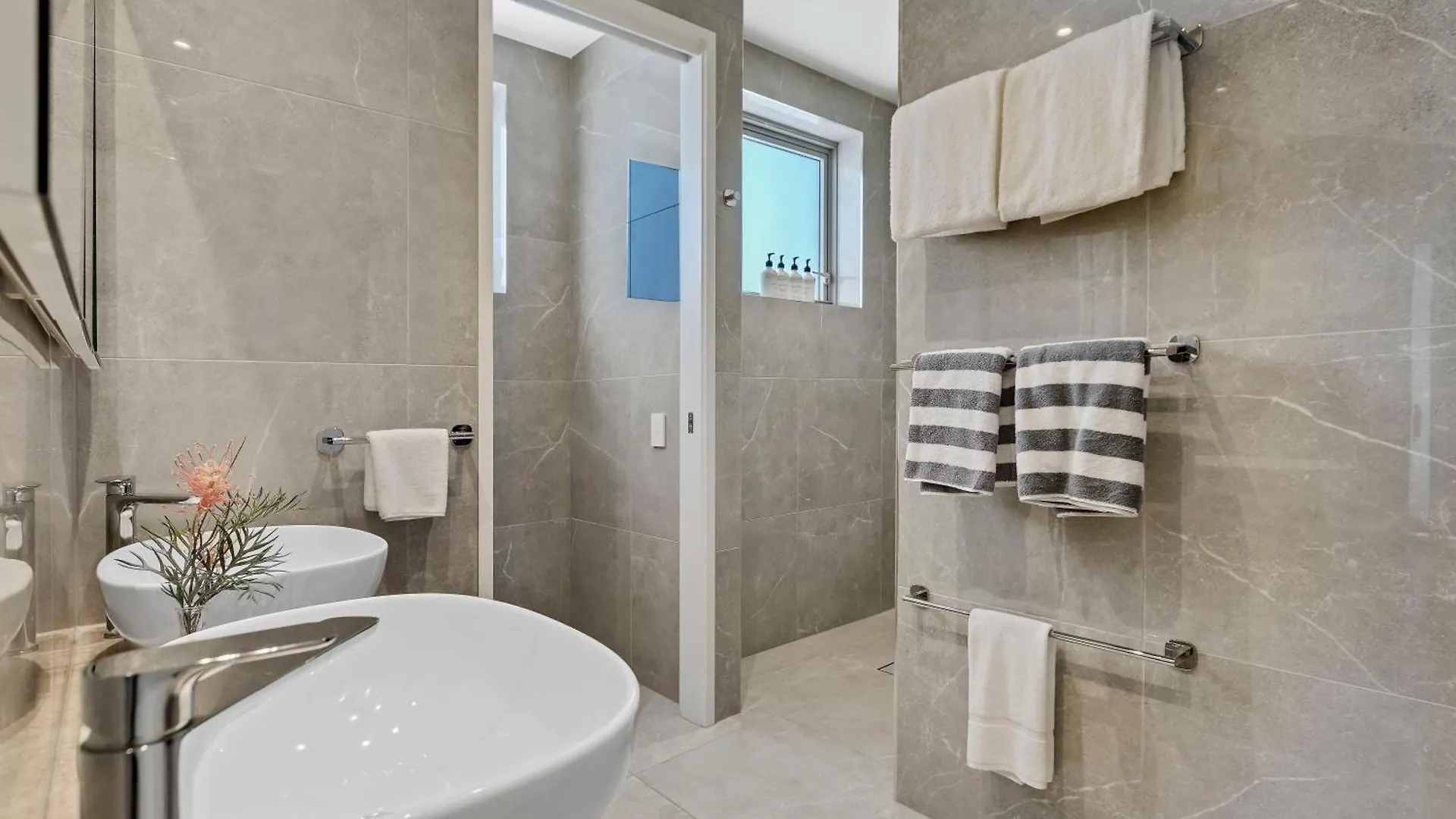 Breathtaking Beachfront 3 Bedroom Penthouse Bokarina Sunshine Coast Kawana Waters 0*,  Australië